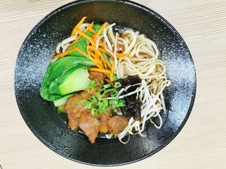 124. Ramen al brodo con vitello