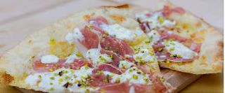 Pizza piatto burrata e crudo di Parma
