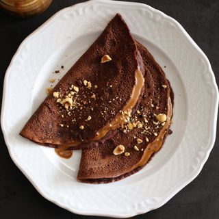 Crepes con cioccolato e frutta secca