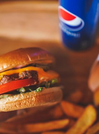 Meniu Cheeseburger, cartofi pai si doza Pepsi (330ml)