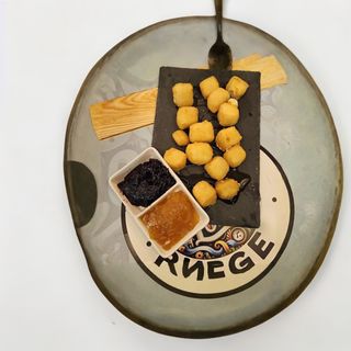 Queso Frito Con Dos Mermeladas Y Cama De Miel