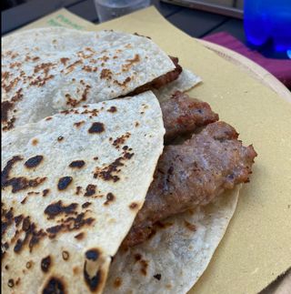 Salsiccia, cipolla e salsa barbecue