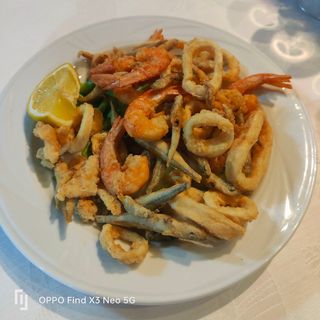 174 Frittura di calamari e gamberi e pesciolini