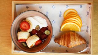 Сырники с ягодами и круассаном 