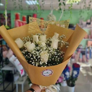 თეთრი ვარდების თაიგული 8 ტოტი