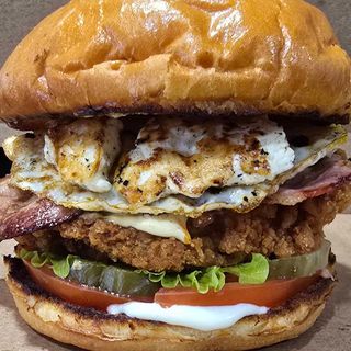 Бургер хрупкаво пиле с бекон и яйце