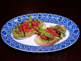 Брускета з авокадо і сальсою з томатів (160 г)