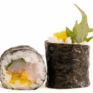Maki de Hamachi con Shiso y Yuzu Tobiko