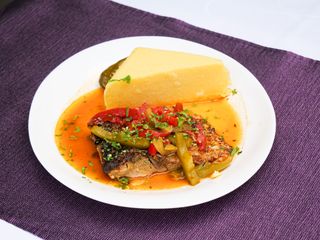 Saramură de crap / păstrăv cu mămăligută și ardei iute