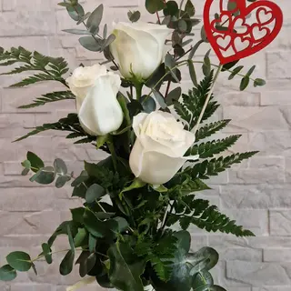 Tres rosas blancas