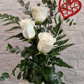 Tres rosas blancas