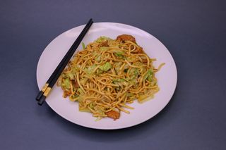 802. Pržene nudle sa svinjetinom i povrćem u sečuan ljutom sosu