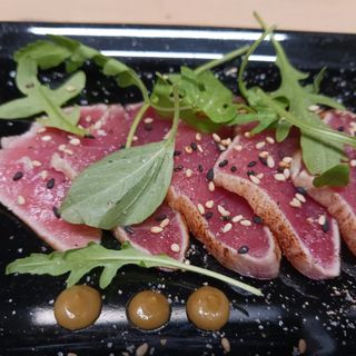 Tataki De Atún Rojo Con Salsa Ponzu Guacamole
