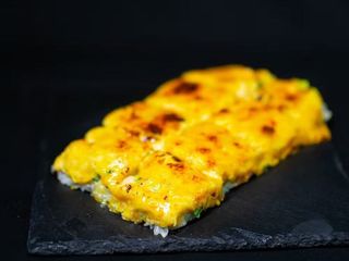 Sushi pizza z łososiem