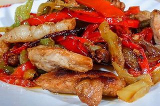 51. Пържено свинско със зеленчуци (700г)