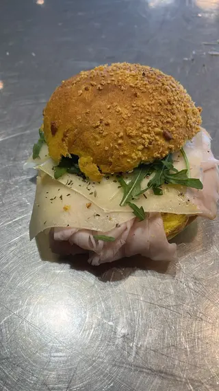 Fesa di tacchino arrosto, asiago, rucola, olio EVO