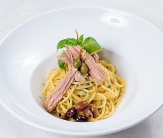 Spaghetti con tonno, olive nere e capperi