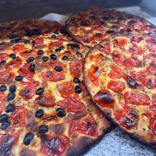 Focaccia barese intera