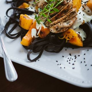 Czarny Makaron z kurczakiem w sosie śmietanowo - ziołowym