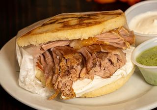 Arepa De Pernil O Pata Asada (1 Ud.)