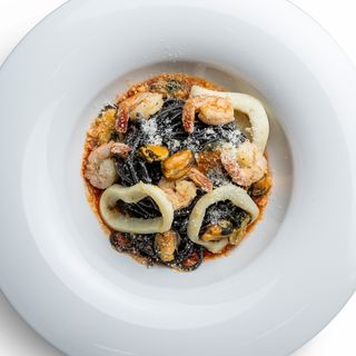 Неро з морепродуктами і соусом Помодоро (290г)