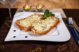 Snitel padurar cu cascaval, ciuperci si cartofi prajiti