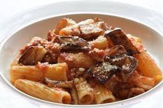 Rigatoni con pomodoro fresco e melanzane