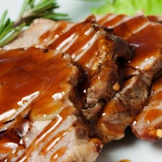 Ración de Lomo en salsa de ciruelas, puerros, orejones y manzana