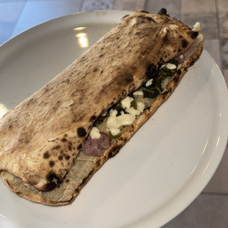 Salchicha, grelos y provola panuozzo