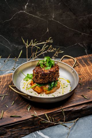 Pepper steak cu cartofi zdrobiți în sos de piper