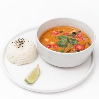 Том ям з лососем та мідіями