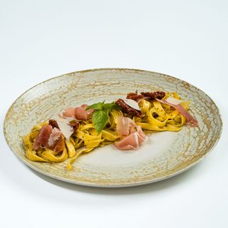 Tagliatelle Al Pesto cu prosciutto crudo