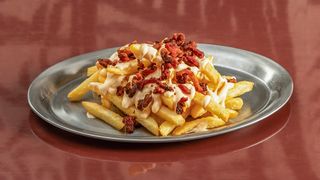 Patatina con salsa cheddar e bacon