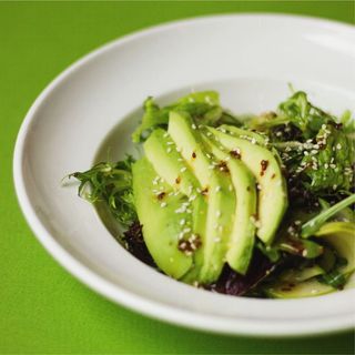 Зеленый салат с авокадо