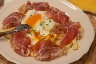 Huevos rotos con papas panaderas y JAMON IBERICO