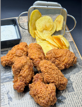 Хрупкави бейби бутчета с картофен чипс и сос тартар (500г)