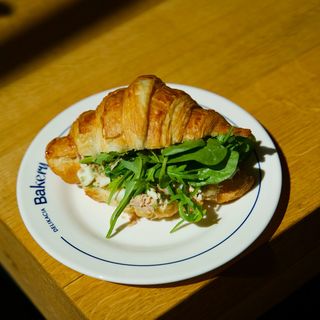 Круасан з тунцем