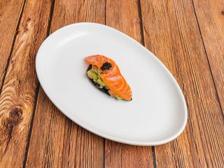 Pan Negro, Salmón y Guacamole