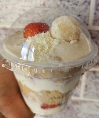 Bolo no pote 250ml  ninho e morango 