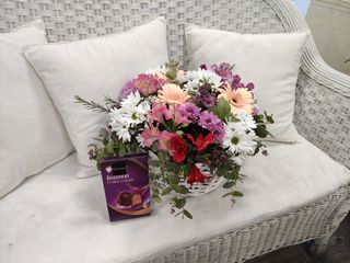 Cesto flores Día de la Madre con caja de bombones