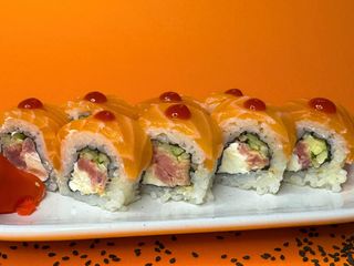 РОЛ З ЛОСОСЕМ, ТУНЦЕМ ТА СОУСОМ ШРІРАЧА (305 г)