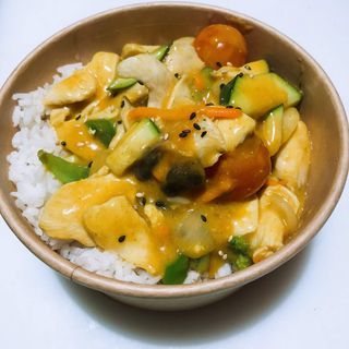 Pollo curry y arroz jazmín