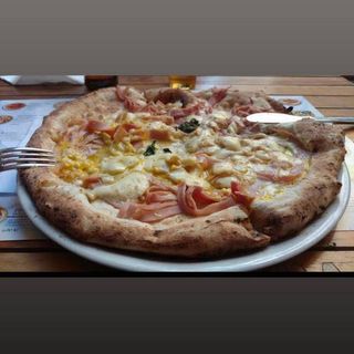 Pizza strapazzata con prosciutto