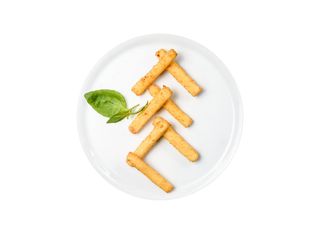 Хрупкави пилешки пръчици с млечен сос (190г)