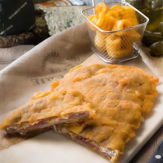 Cachopo XL asturiano de jamón y queso de Cabrales para 2 con patatas fritas