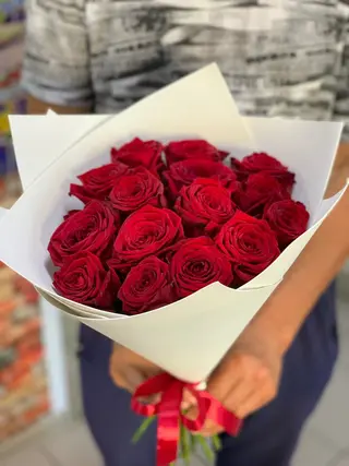 წითელი ვარდები თეთრ ქაღალდში