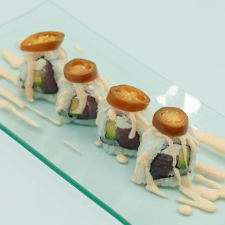 Uramaki de atún con jalapeños