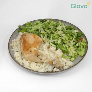 Пилешки бут с ориз (450гр.) със салата по избор