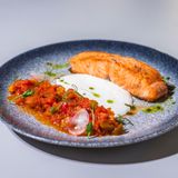 Лосось с овощным рататуем и сливочным соусом