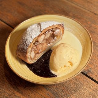 Strudel cu mere, sos de fructe, sos de vanilie